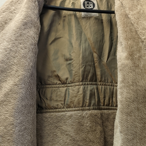 Beautiful tailored German coat size m top to bottom 35 inches. Pit to pit 23 inc - Picture 6 of 9